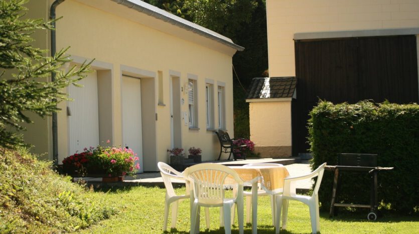 Haus Zur Vermietung Als B&B Mit Betreiber-Haus Und Nebengebäuden In ...